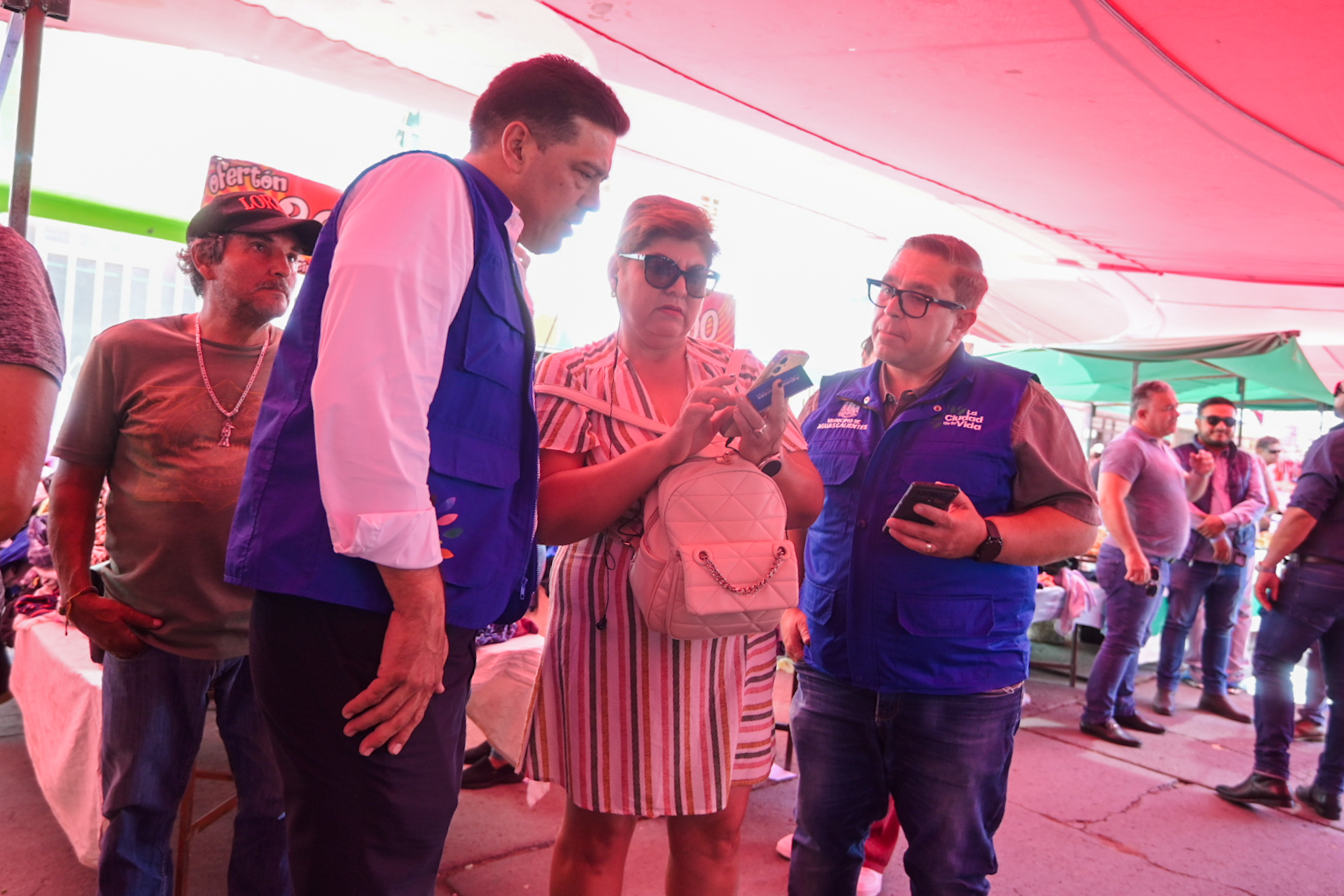 Recorre Leo Montañez tianguis de Pilar Blanco