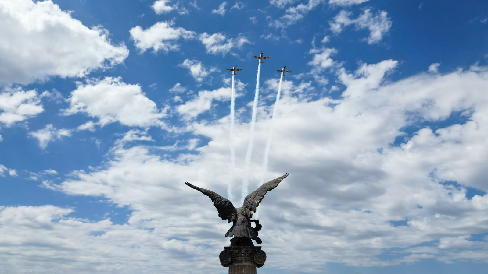 Enaltece Leo Montañez vuelo de la Fuerza Aérea Mexicana por el 450 Aniversario de la Fundación de la Ciudad