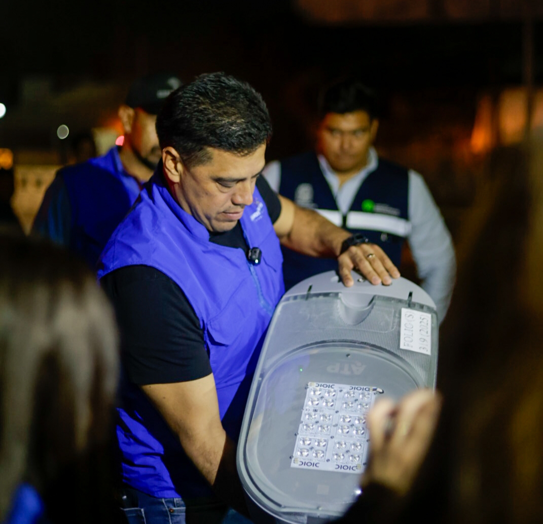 Encabeza Leo Montañez operativo nocturno de limpieza en puente vehicular de primer anillo en las Viñas