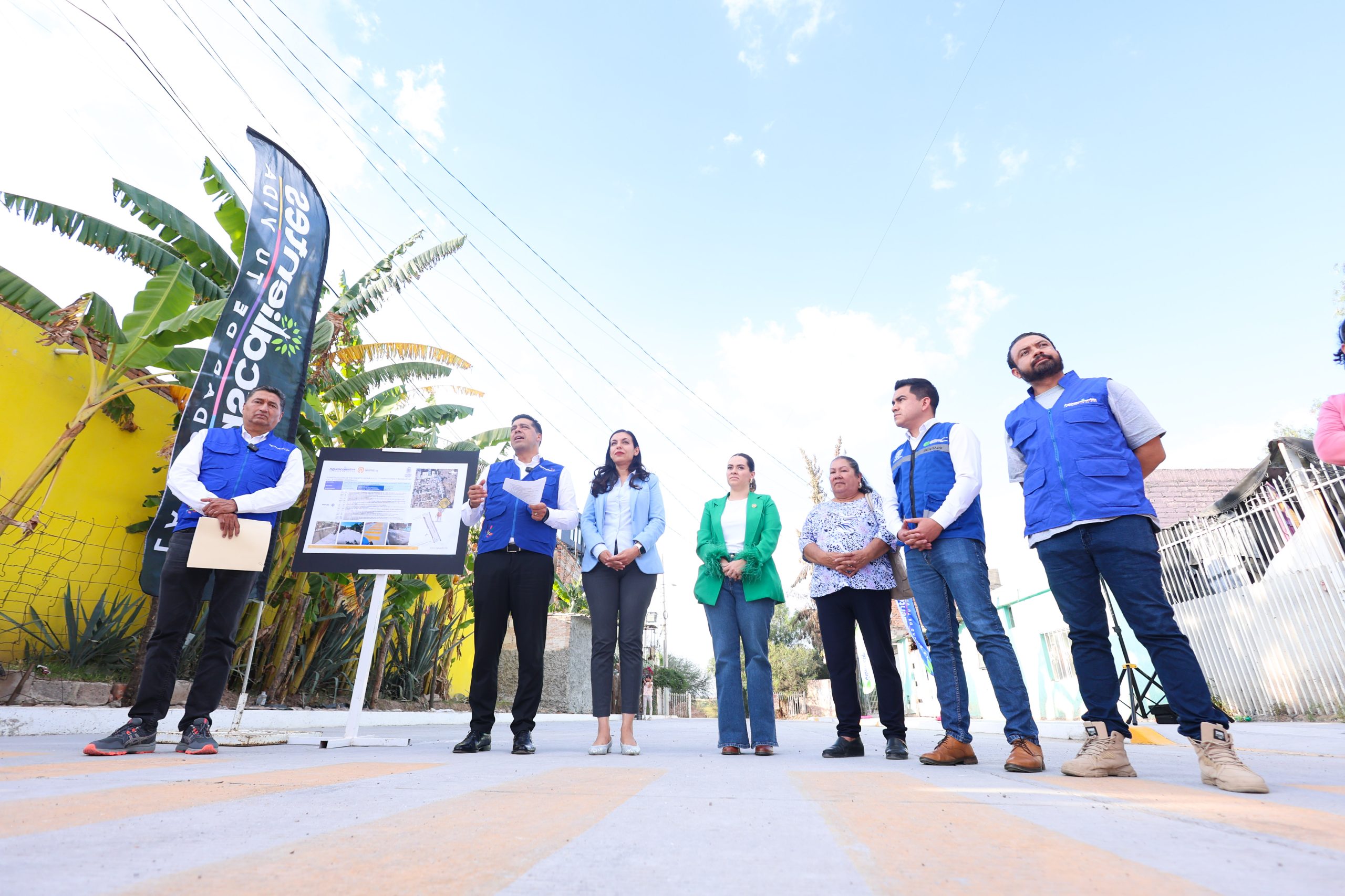 Entrega Leo Montañez rehabilitación con concreto hidráulico de calle Marcos Coronado