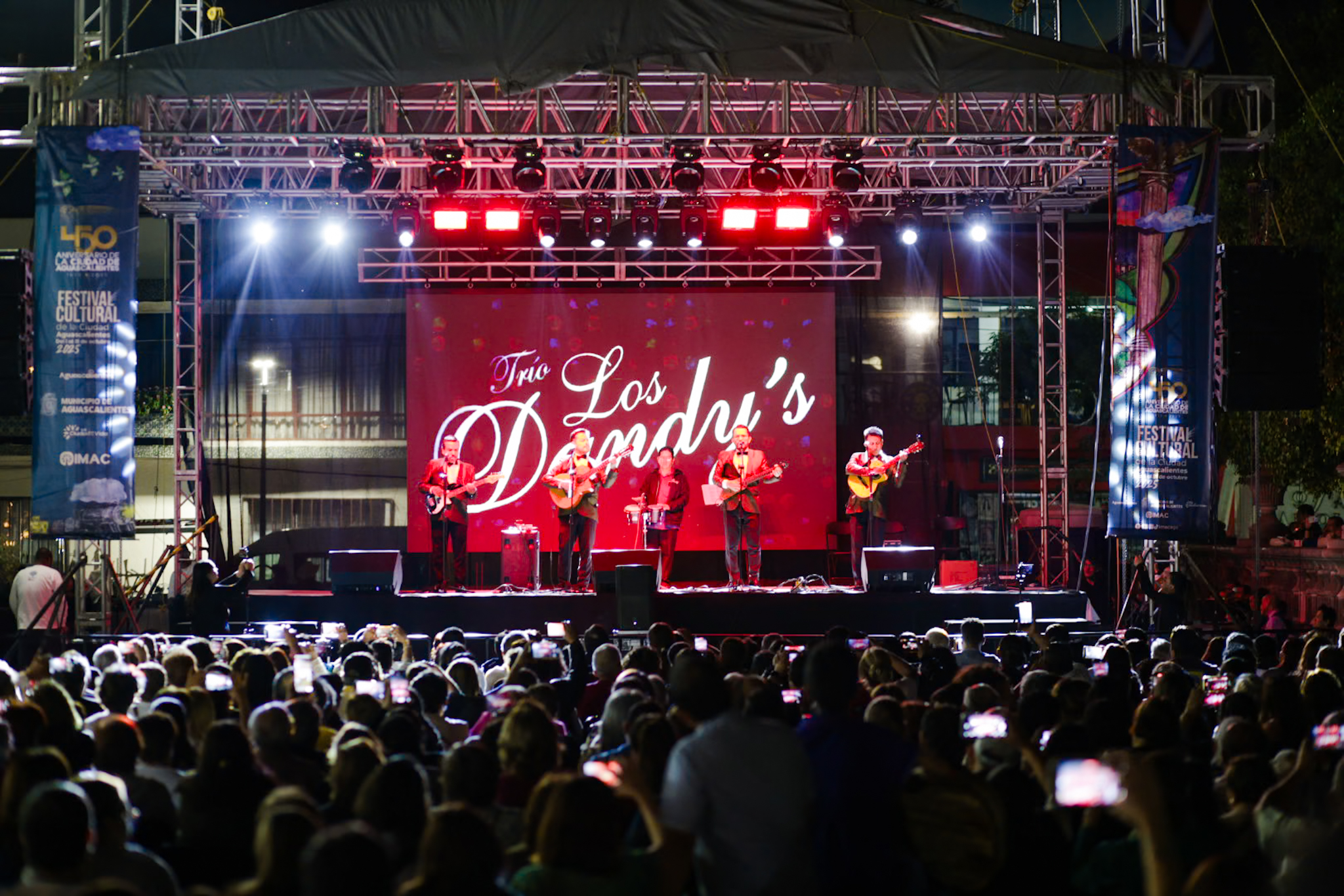 Lis Dandys conquistan en el XXV Festival del Bolero ante 2 mil asistentes en San Marcos