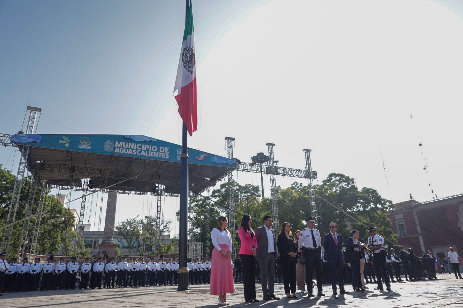 Encabeza Leo Montañez izamiento de la bandera por el 450 Aniversario de la Ciudad