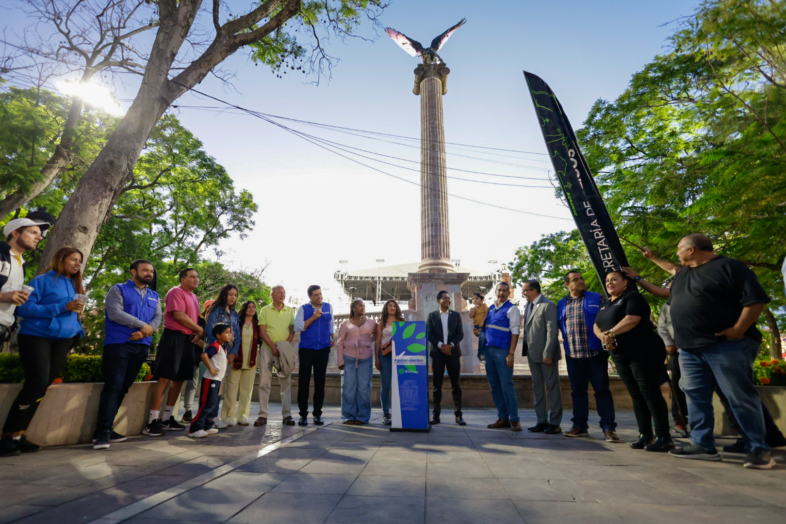 Encabeza Leo Montañez enencido de la fuente de Plaza Patria