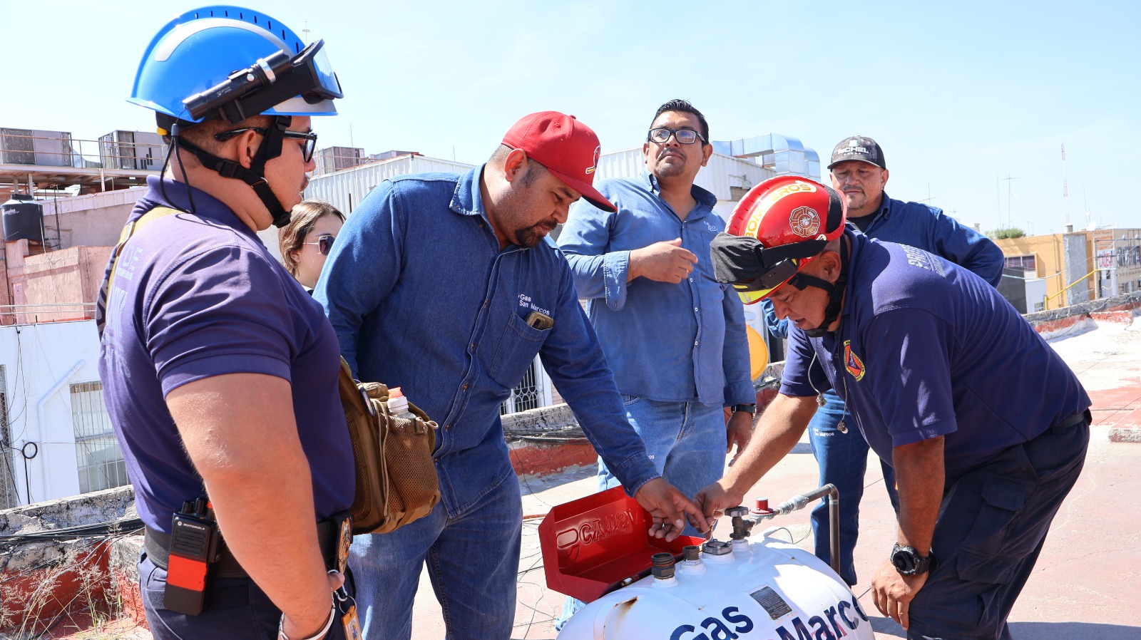 Revisa Protección Civil Municipal tanques estacionarios en el Mercado Téran