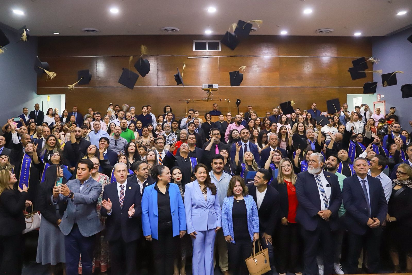 Tere Jiménez celebra la graduación de maestras y maestros comprometidos con una mejor educación
