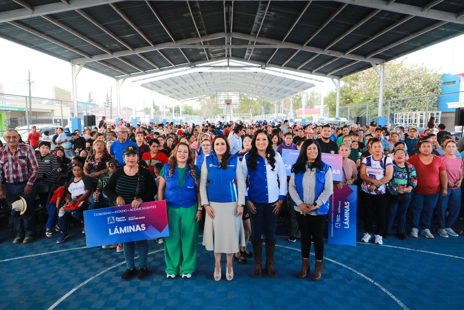 Tere Jiménez entrega apoyos a 340 familias de Pabellón de Arteaga para que puedan mejorar sus viviendas