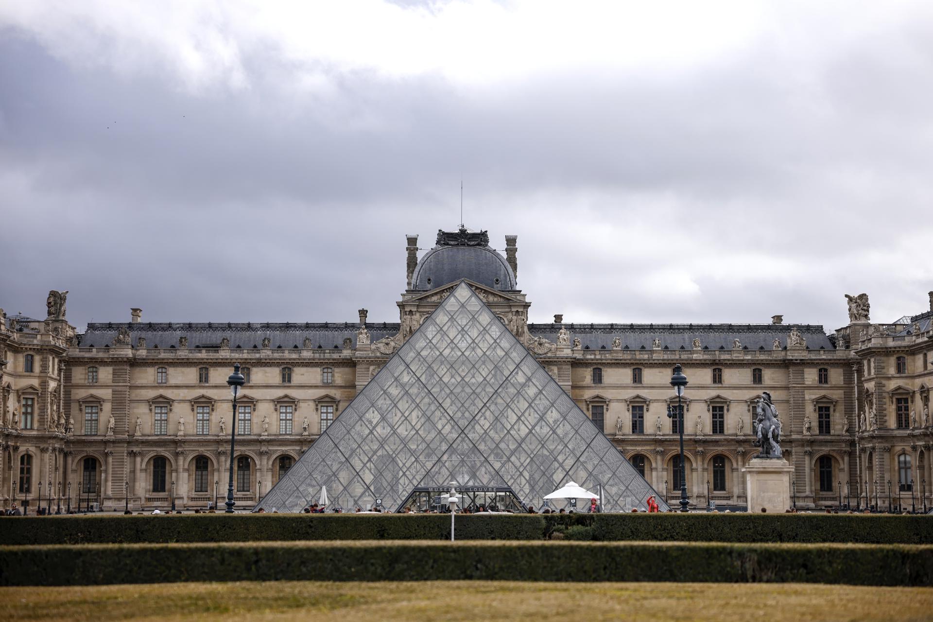 Detienen a cinco nuevos sospechosos del robo de joyas en el Museo del Louvre