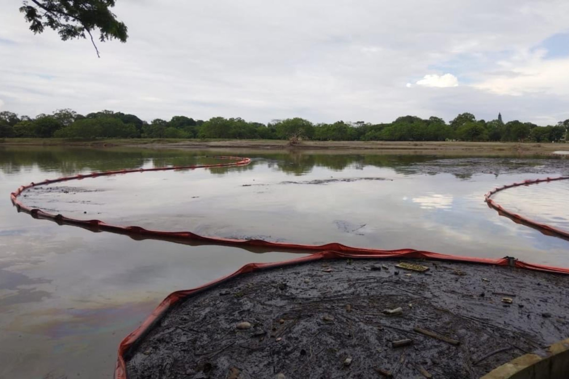 Marina activa el Plan Nacional de Contingencias Nivel III, tras derrame de hidrocarburo en río Pantepec