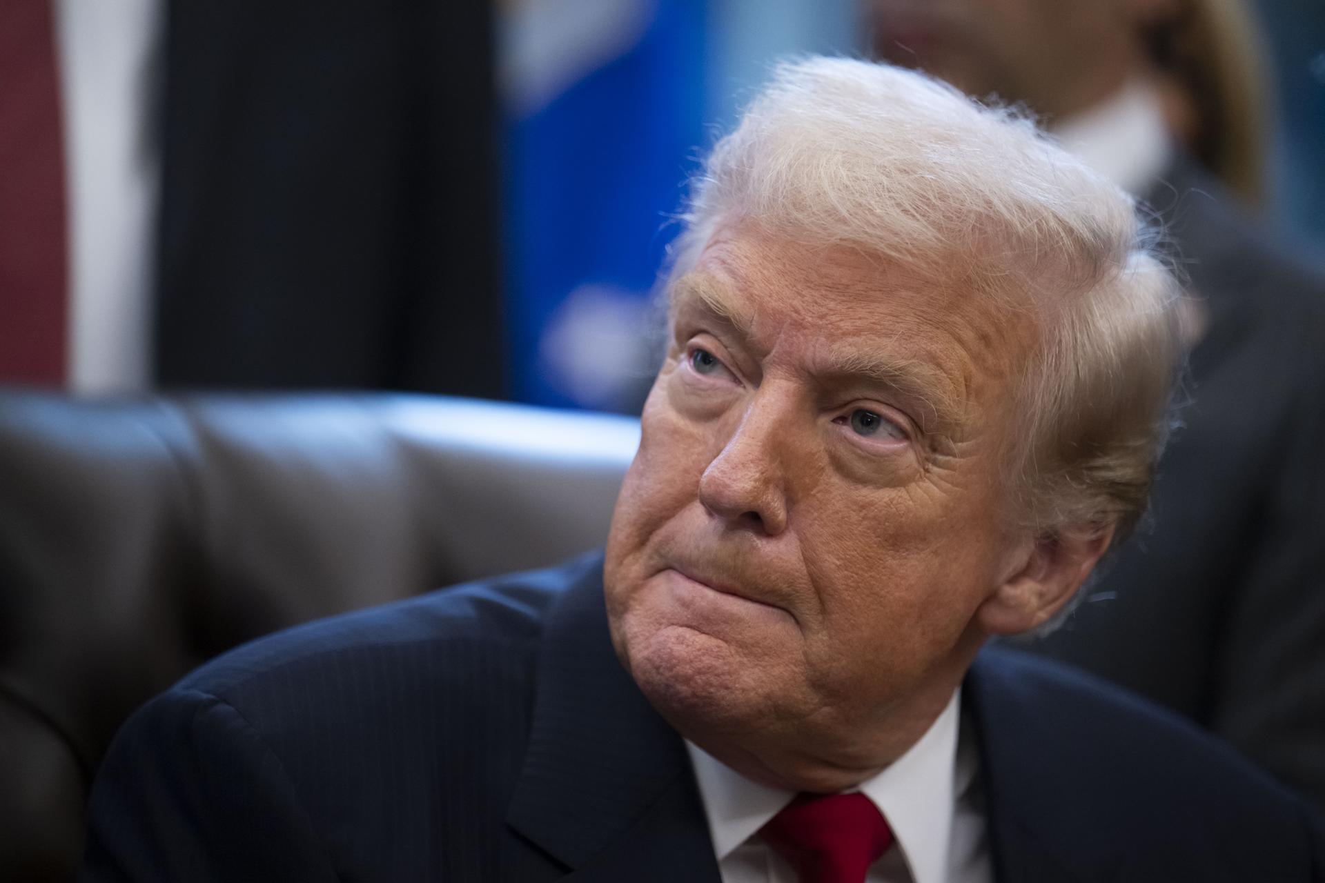 Epstein dijo a experiodista del NYT que tenía fotos de Trump con mujeres en su casa