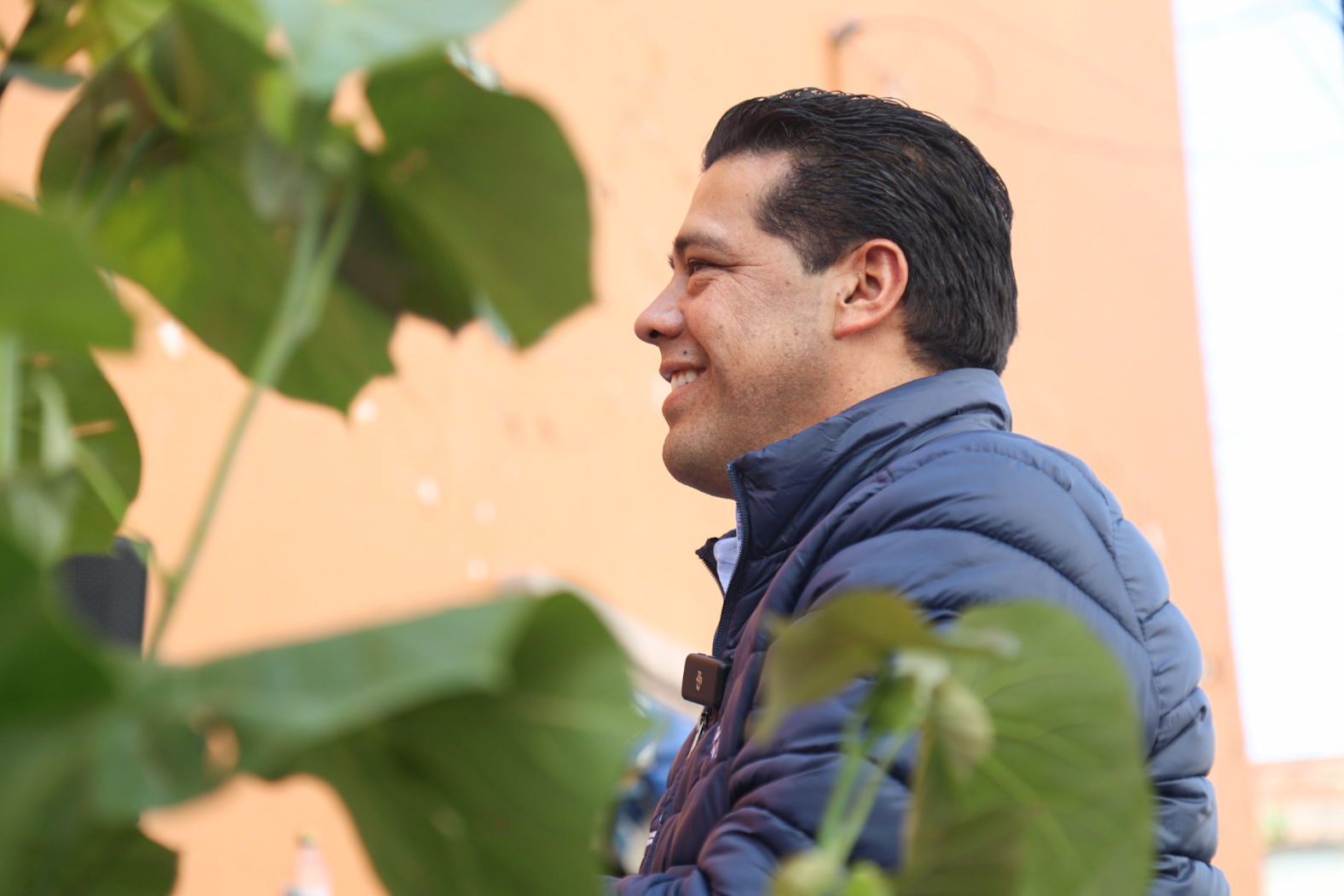 Planta Leo Montañez el ejemplar número 3 mil del programa “El Árbol de mi Casa” en el Barrio del Encino