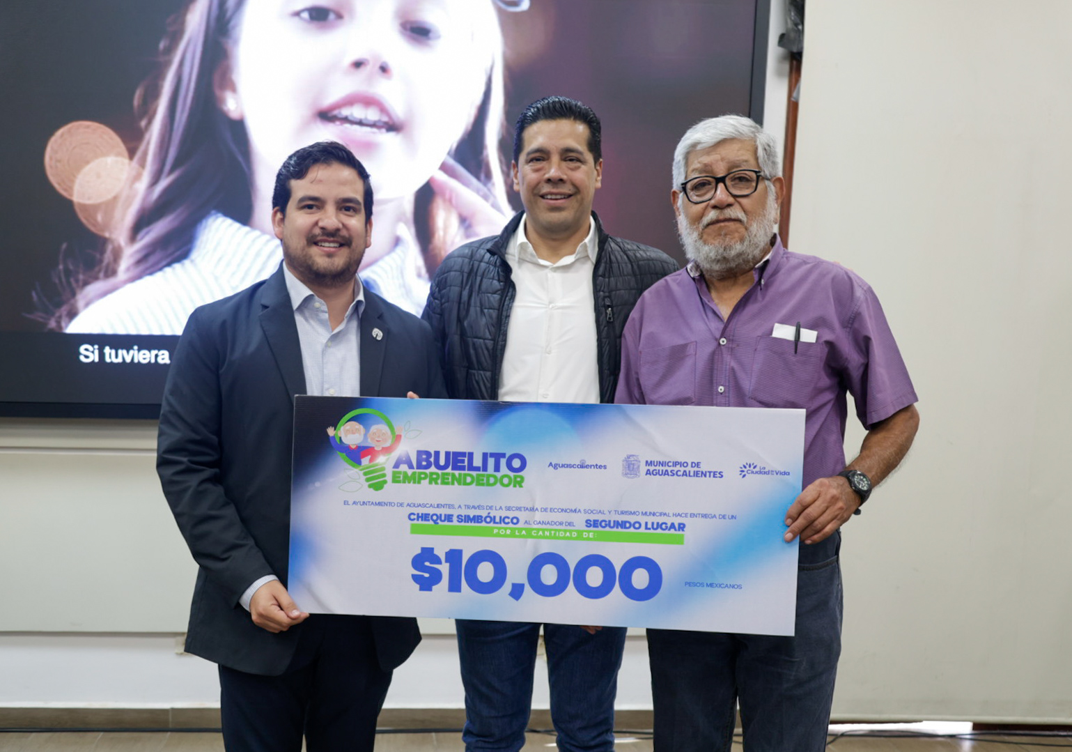 Entrega Leo Montañez premios del programa municipal “Abuelito emprendedor 2025”