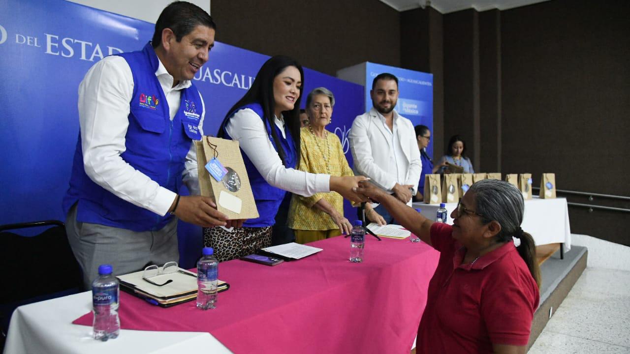 Abuelitas y abuelos recuperan su sonrisa y autoestima con prótesis dentales