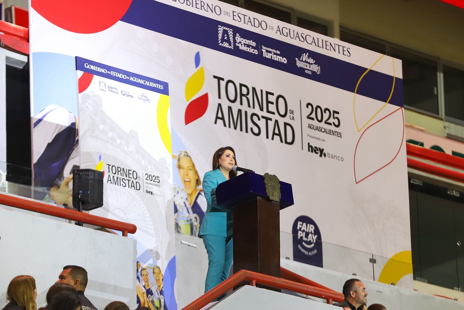 Ante miles de jóvenes y en un ambiente lleno de energía, Tere Jiménez inaugura el Torneo de la Amistad 2025