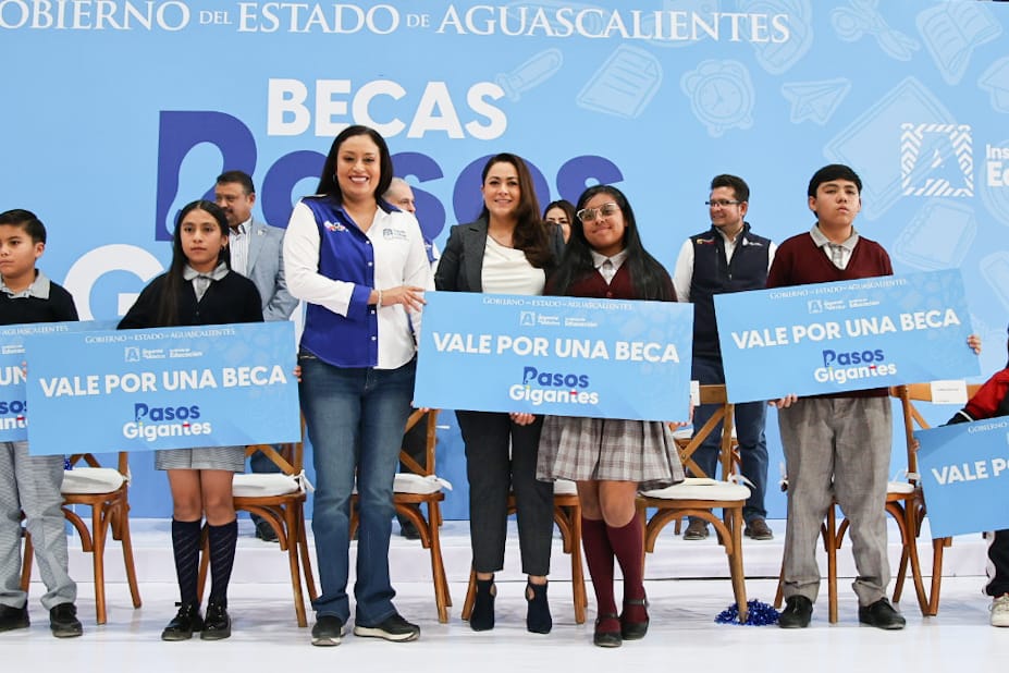 Tere Jiménez inicia entrega de más de 11 mil becas a estudiantes de todo el estado