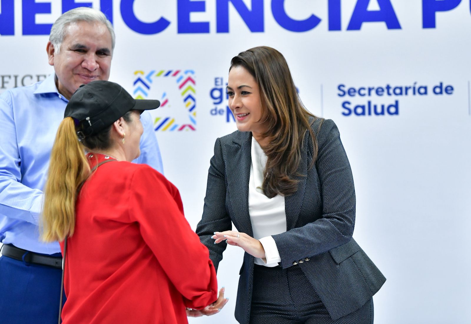 Más de 700 personas recibieron sillas de ruedas, prótesis de cadera y rodilla, lentes, andaderas y bastones, de manos de Terre Jiménez