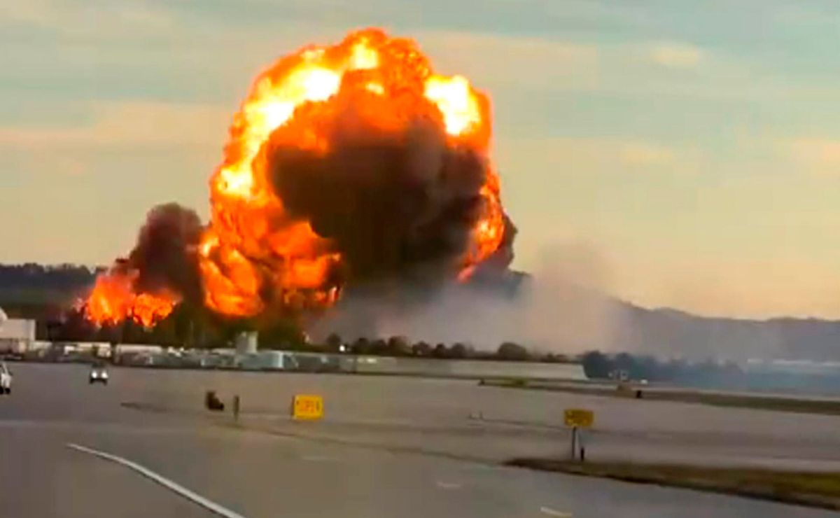 Avión de carga se desploma en aeropuerto de Kentucky; hay 9 muertos