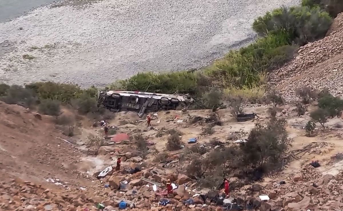 Mueren 37 personas tras caer autobús al abismo en Perú