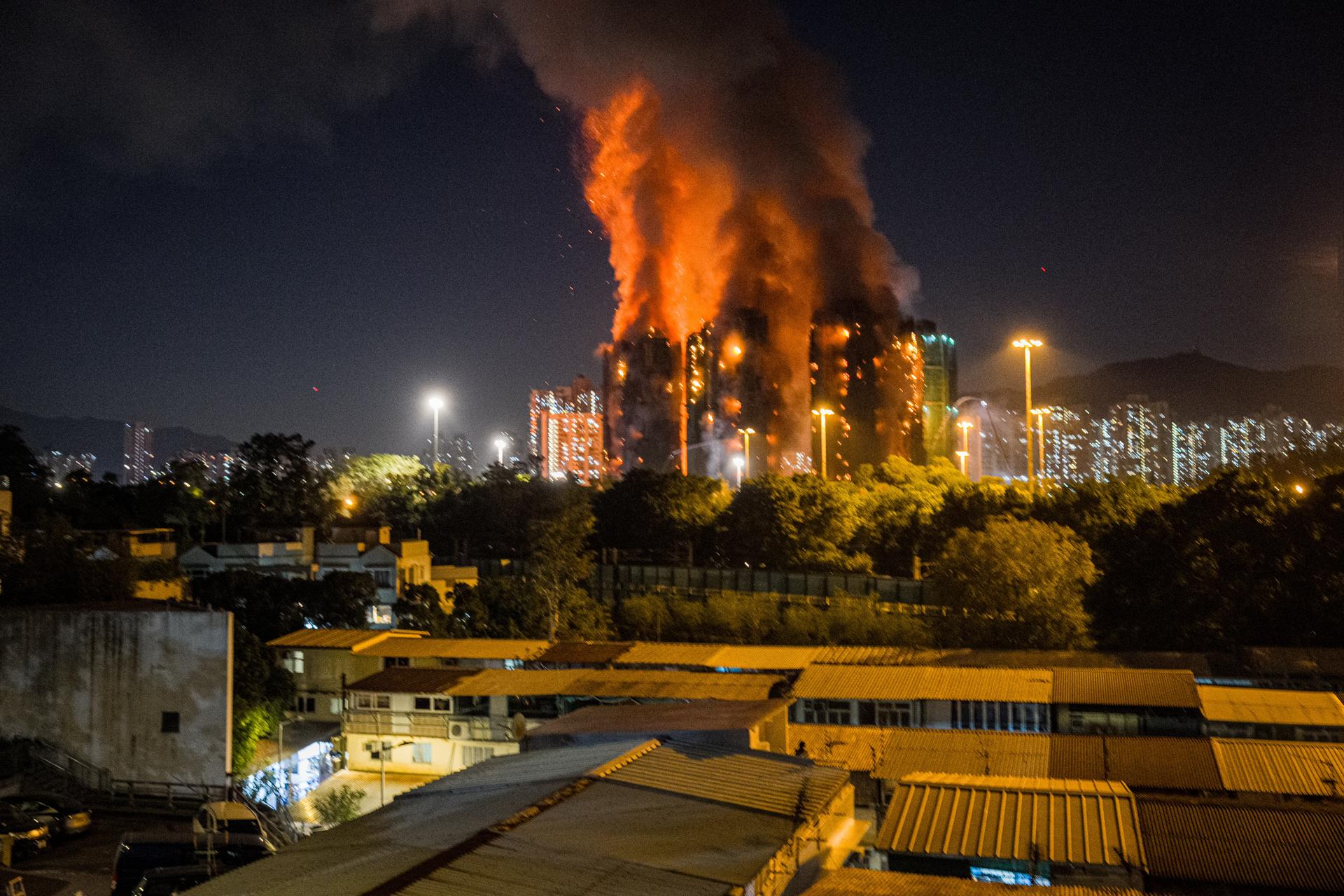Al menos 12 muertos en incendio de varios edificios en Hong Kong