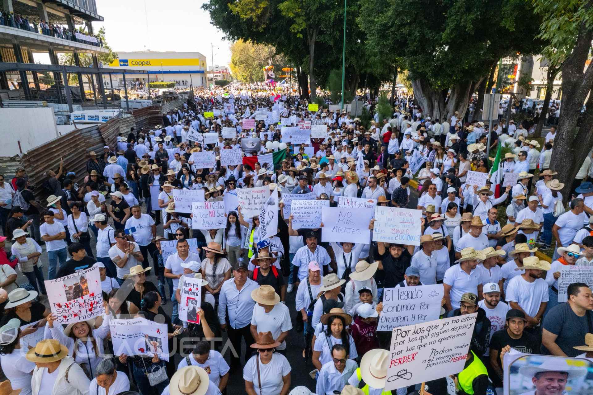Marchan por la paz en Uruapan tras homicidio del alcalde Carlos Manzo