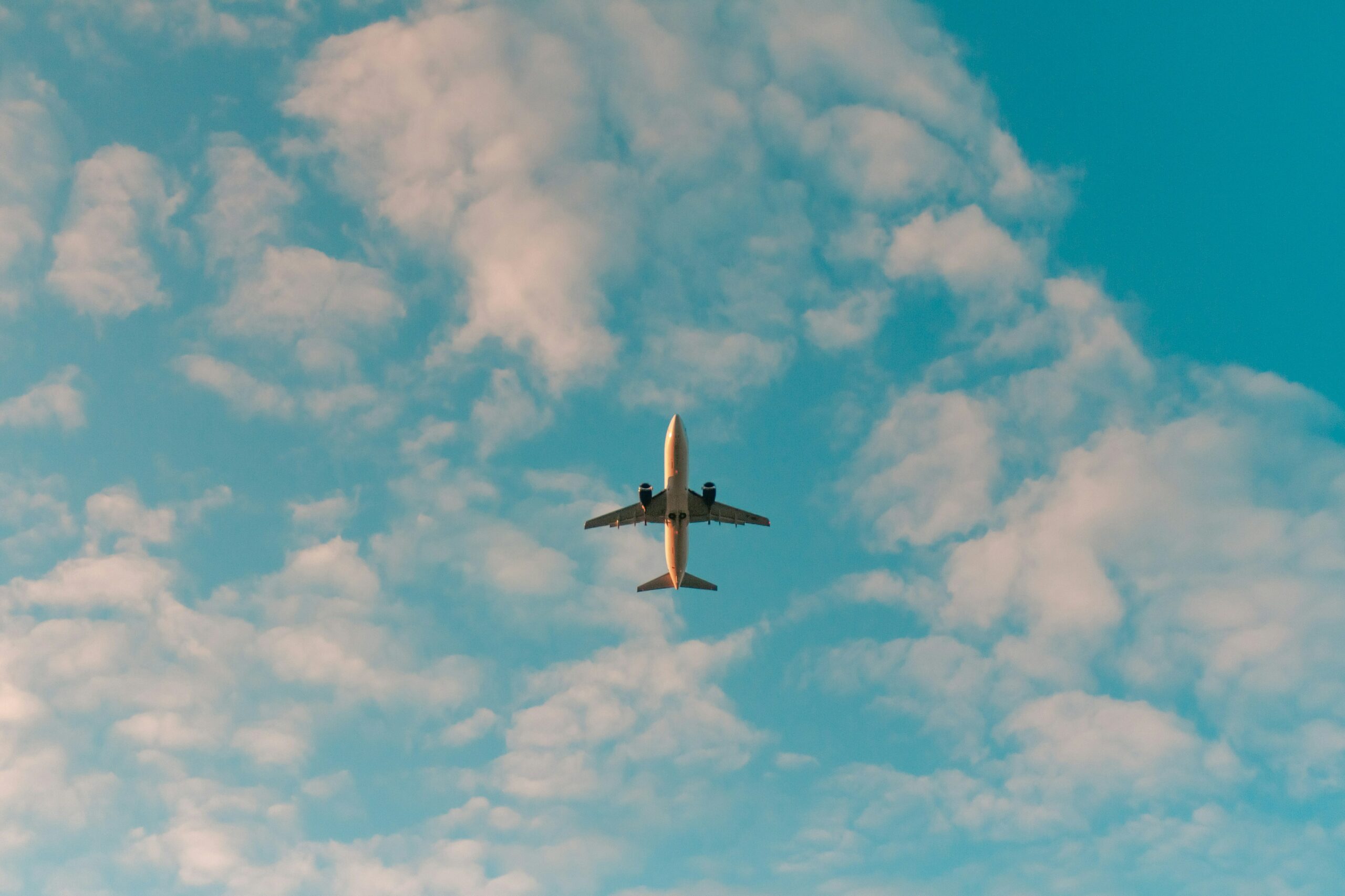 Suman siete aerolíneas que suspenden sus vuelos hacia Venezuela
