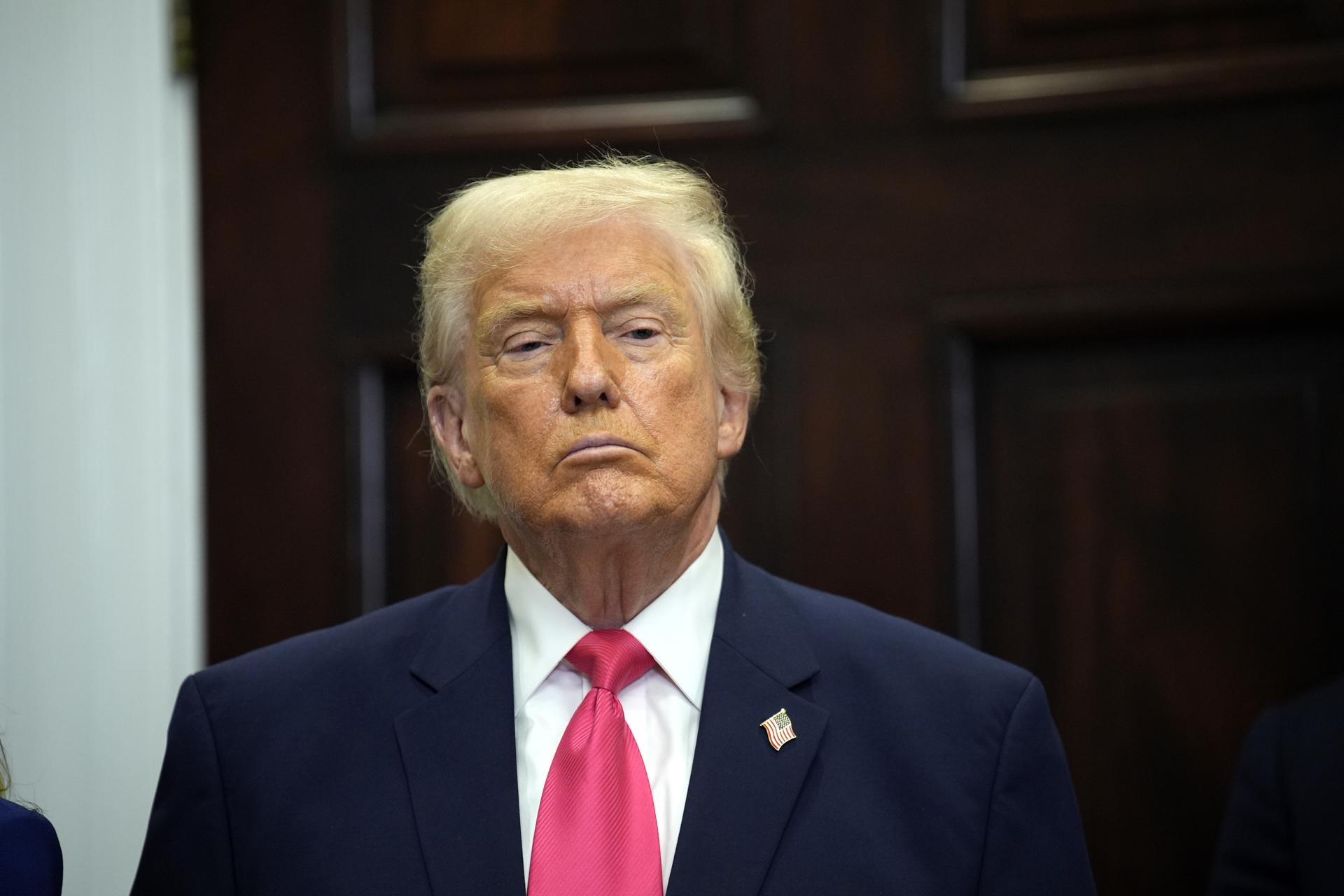 Trump sugiere que dejará expirar el T-MEC y buscará un nuevo acuerdo con México y Canadá