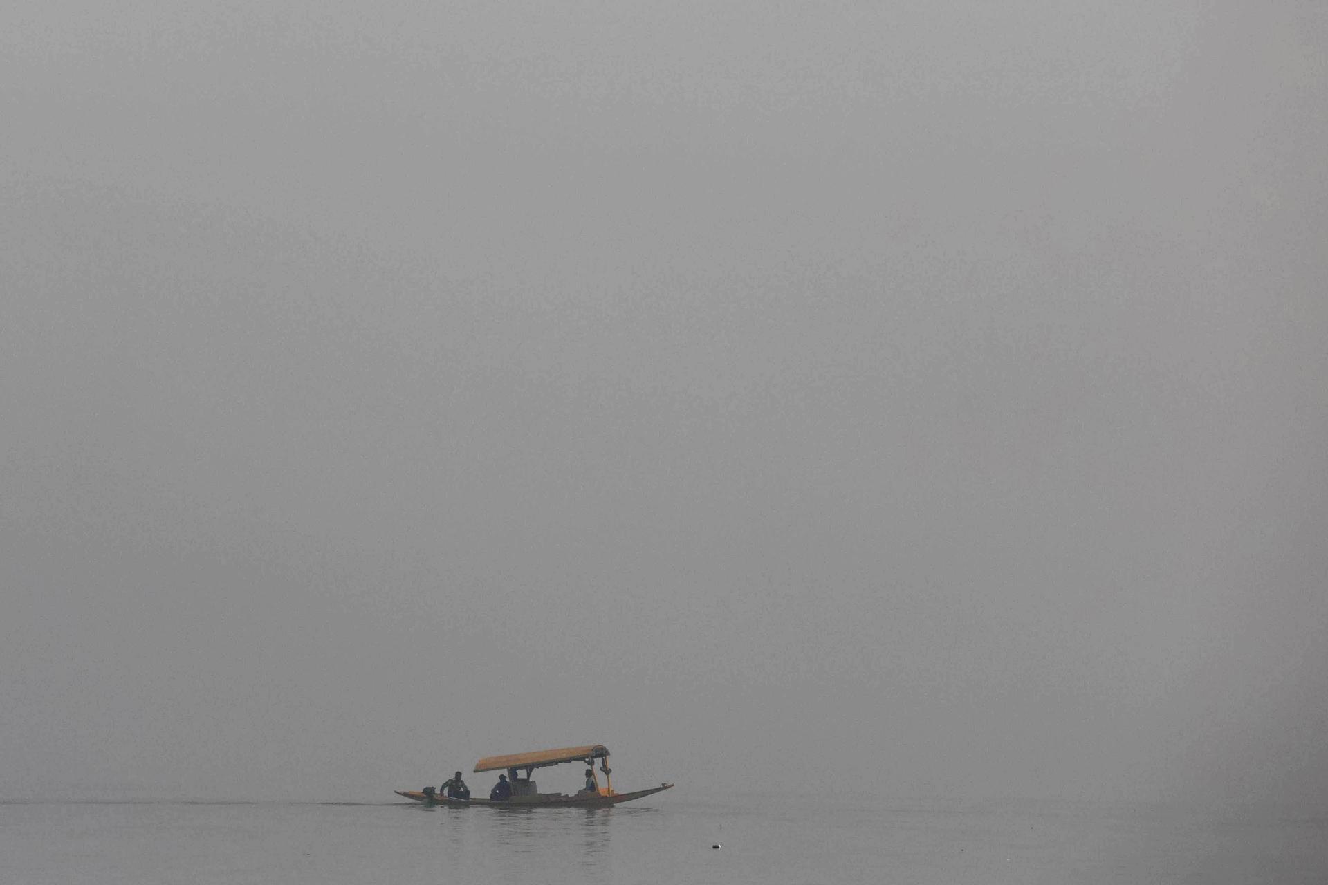En India la contaminación provocó un choque que dejó 13 muertos