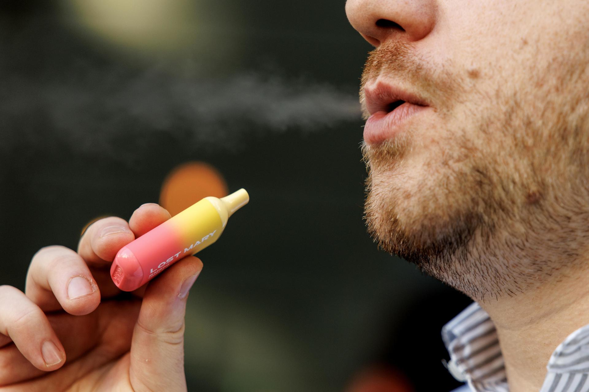 Senado aprueba reforma para sancionar la producción y comercialización de vapeadores