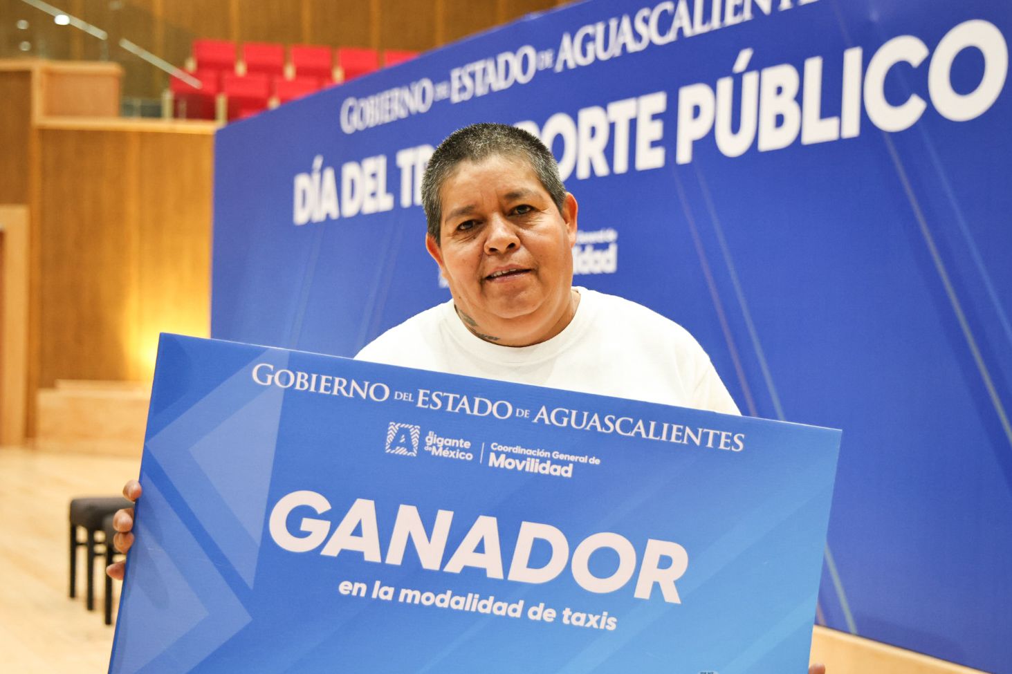Martha, la taxista del 4532, reconocida por su buen servicio
