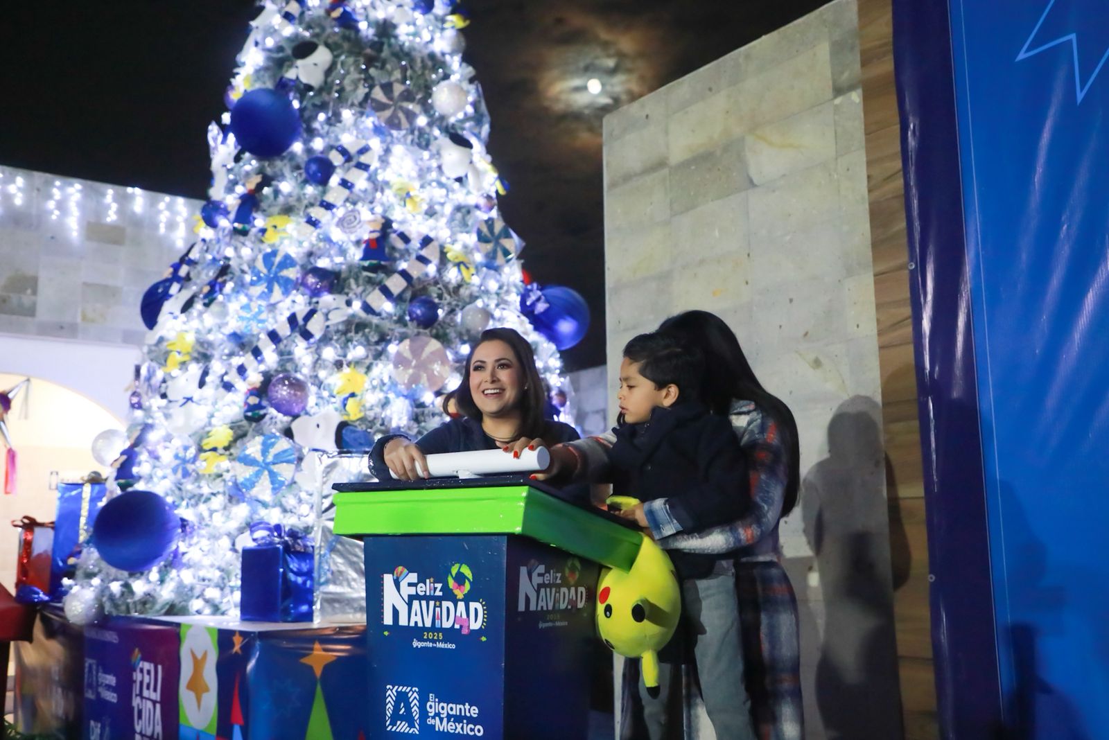 Tere y Aurora Jiménez encienden la luz de la navidad con el árbol del DIF Estatal
