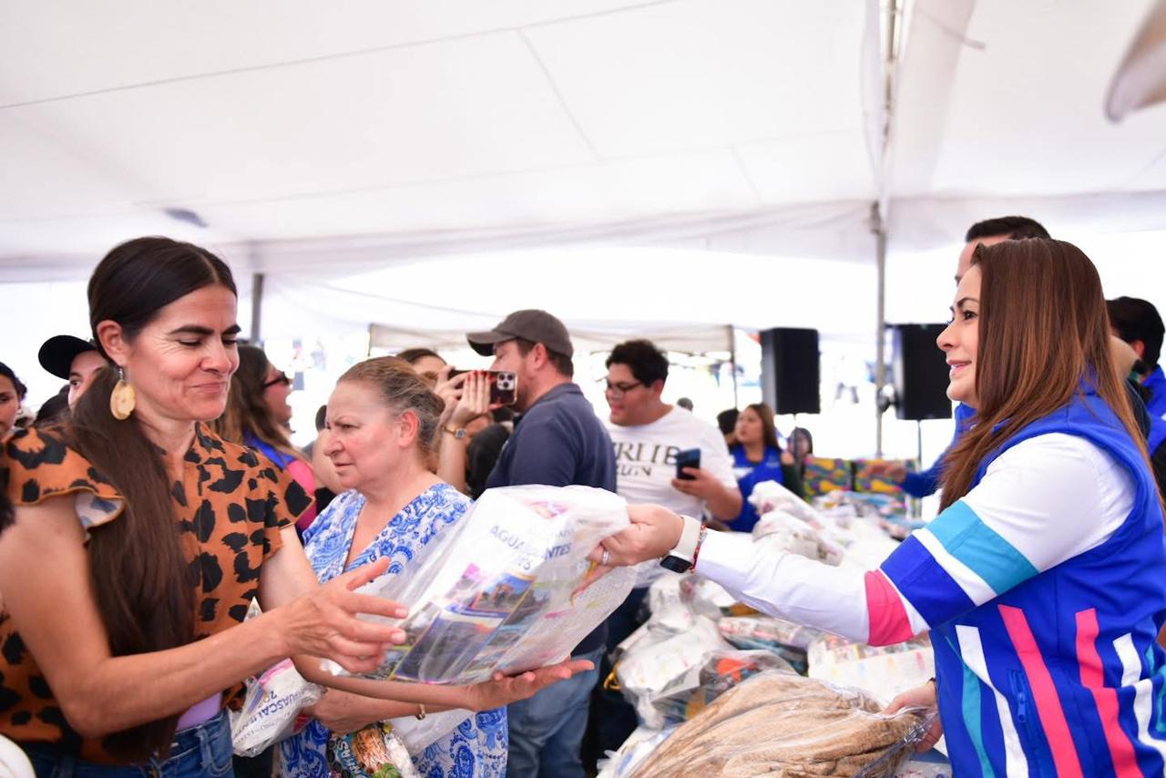Tere Jiménez comparte alegría y regalos navideños con familias de Calvillo y Aguascalientes