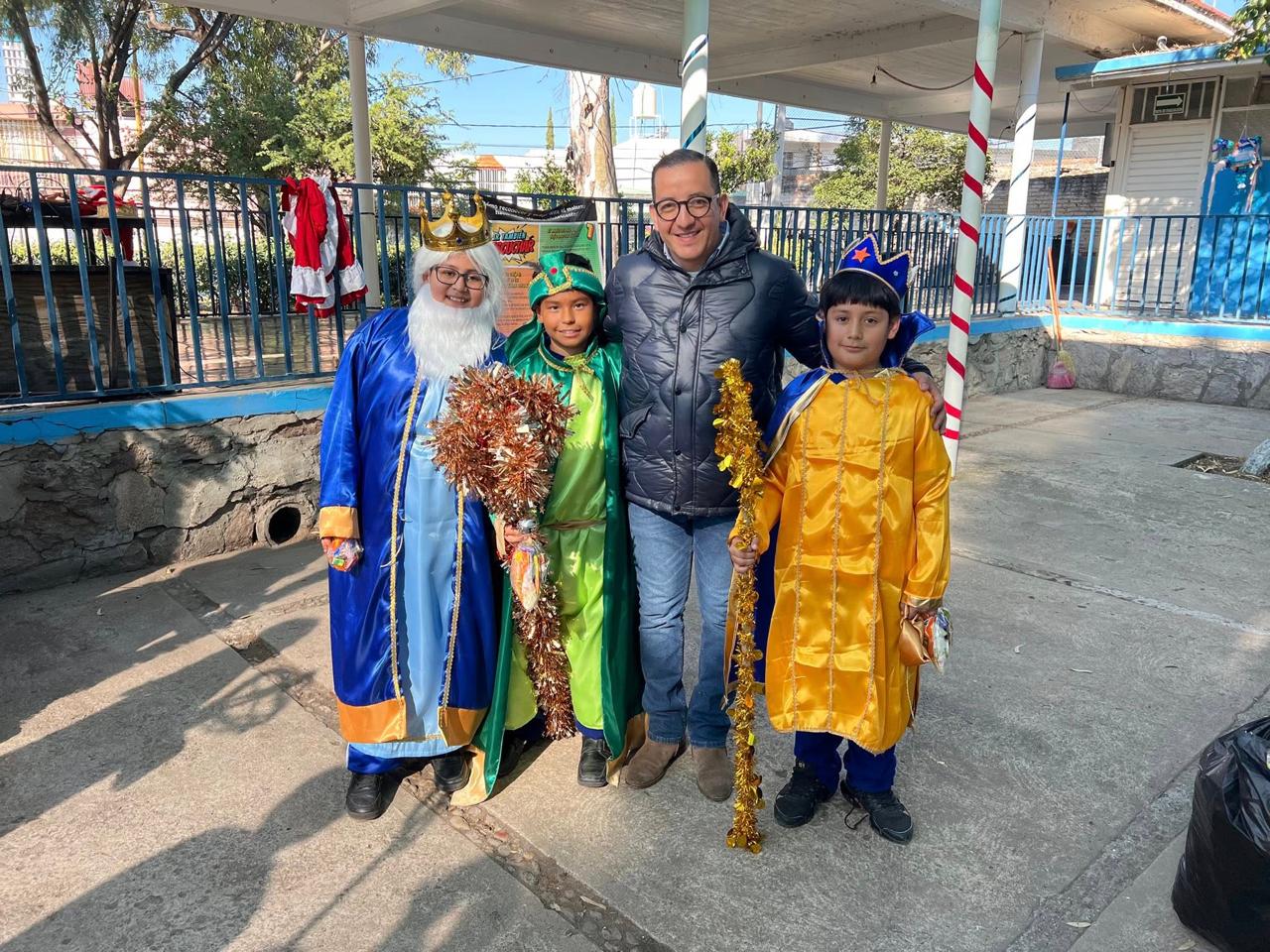 Celebra Max Ramírez el espíritu de la Navidad con niñas y niños de Aguascalientes