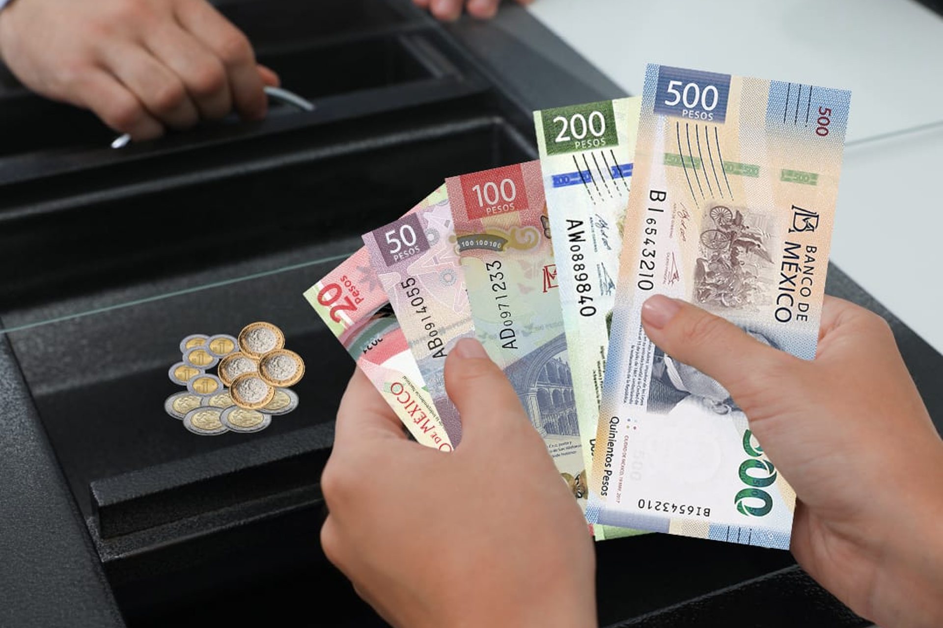 El peso marca su mejor nivel del año frente al dólar y rompe barrera de las 18 unidades