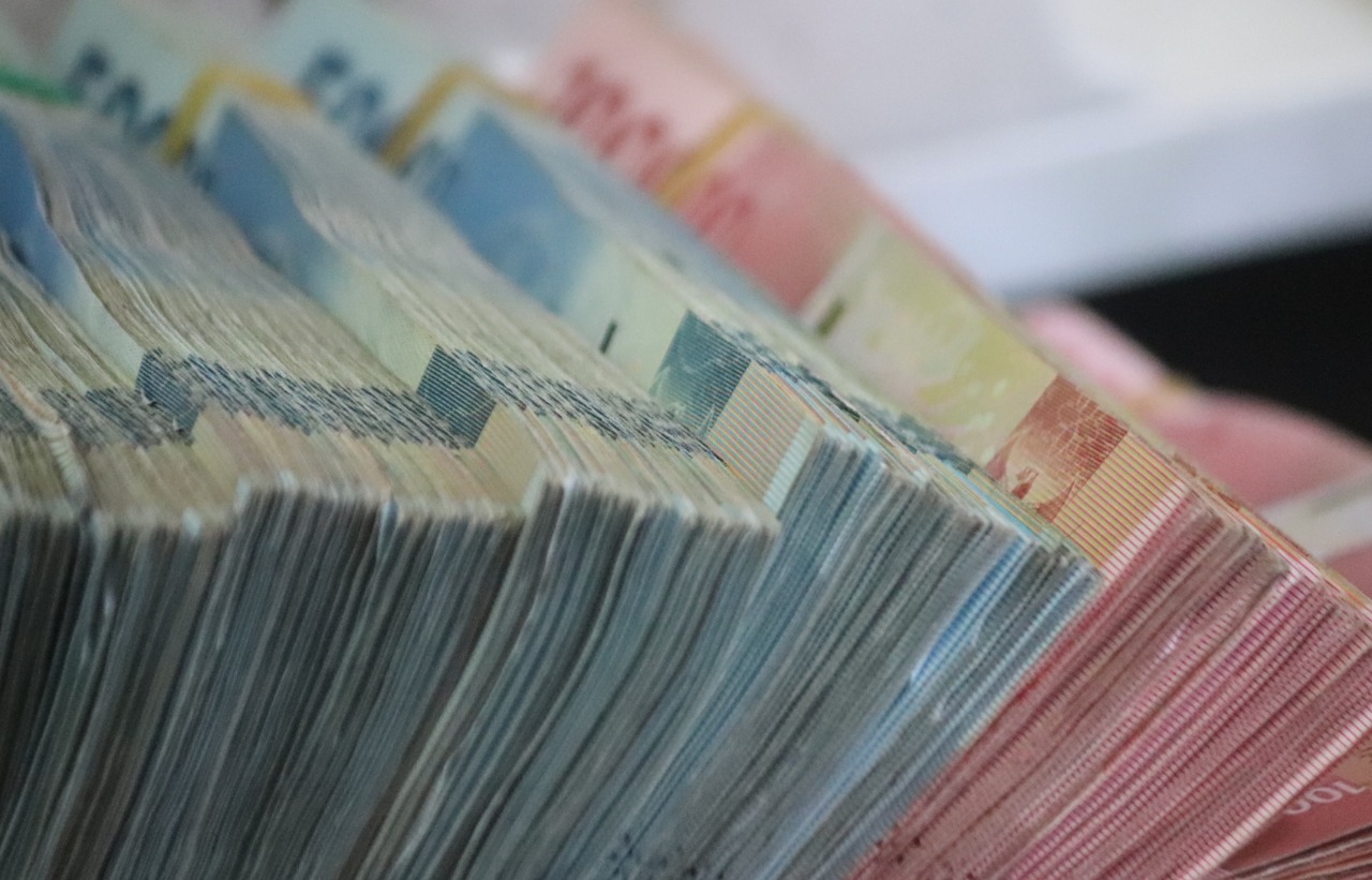 El peso se fortalece y roza ya las 17 unidades por dólar en el final de año