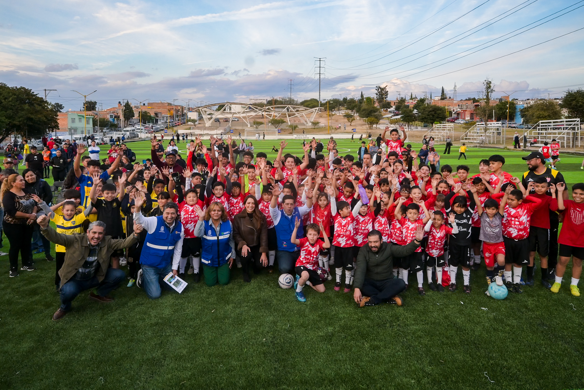 Entrega Leo Montañez rehabilitación de cancha de fútbol de pasto sintético en Solidaridad IV