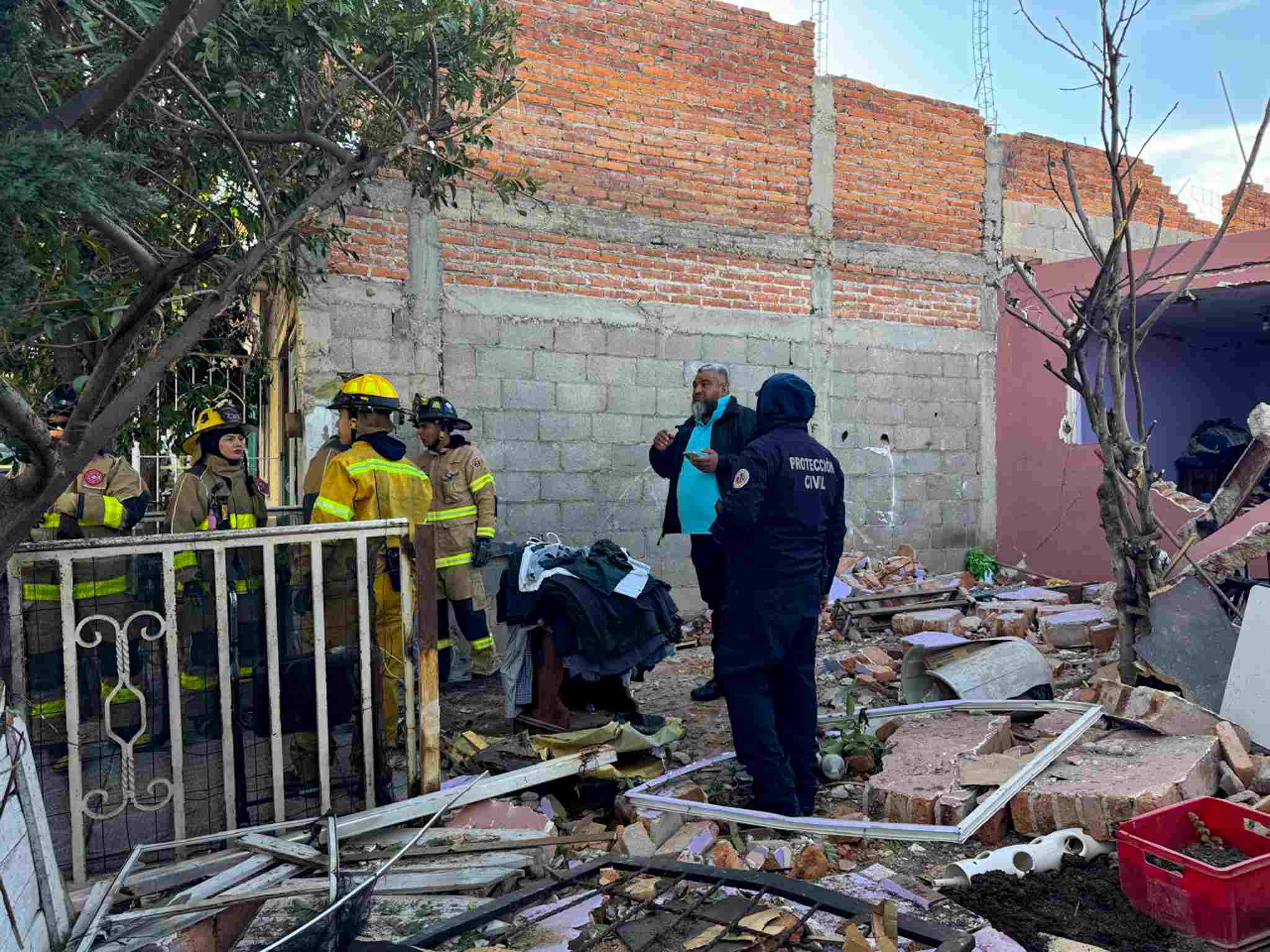 Anuncia Leo Montañez apoyo total para afectados por la explosión en Villa Las Palmas