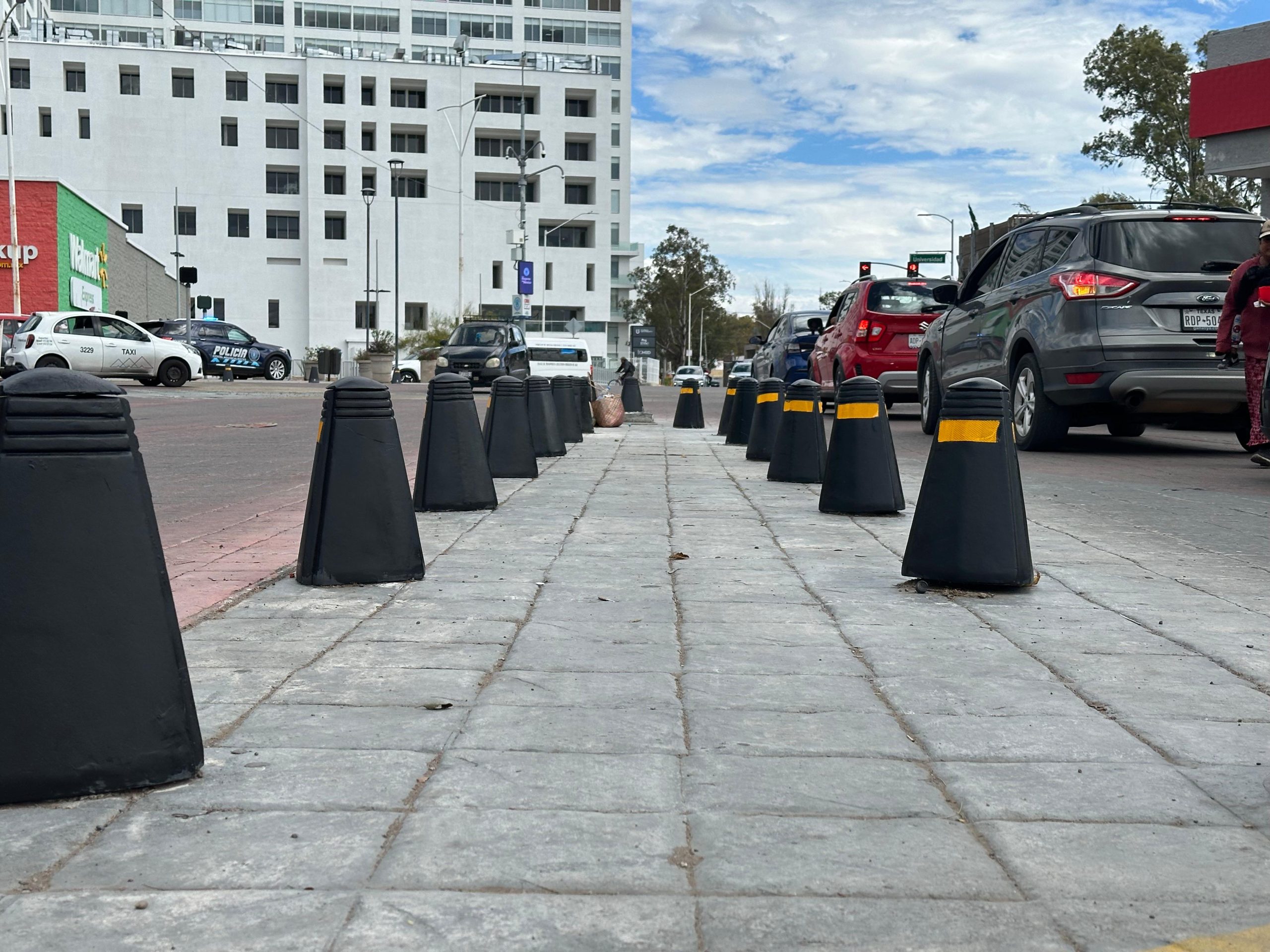 Municipio de Aguascalientes refuerza mantenimiento y reposición de bolardos en la ciudad
