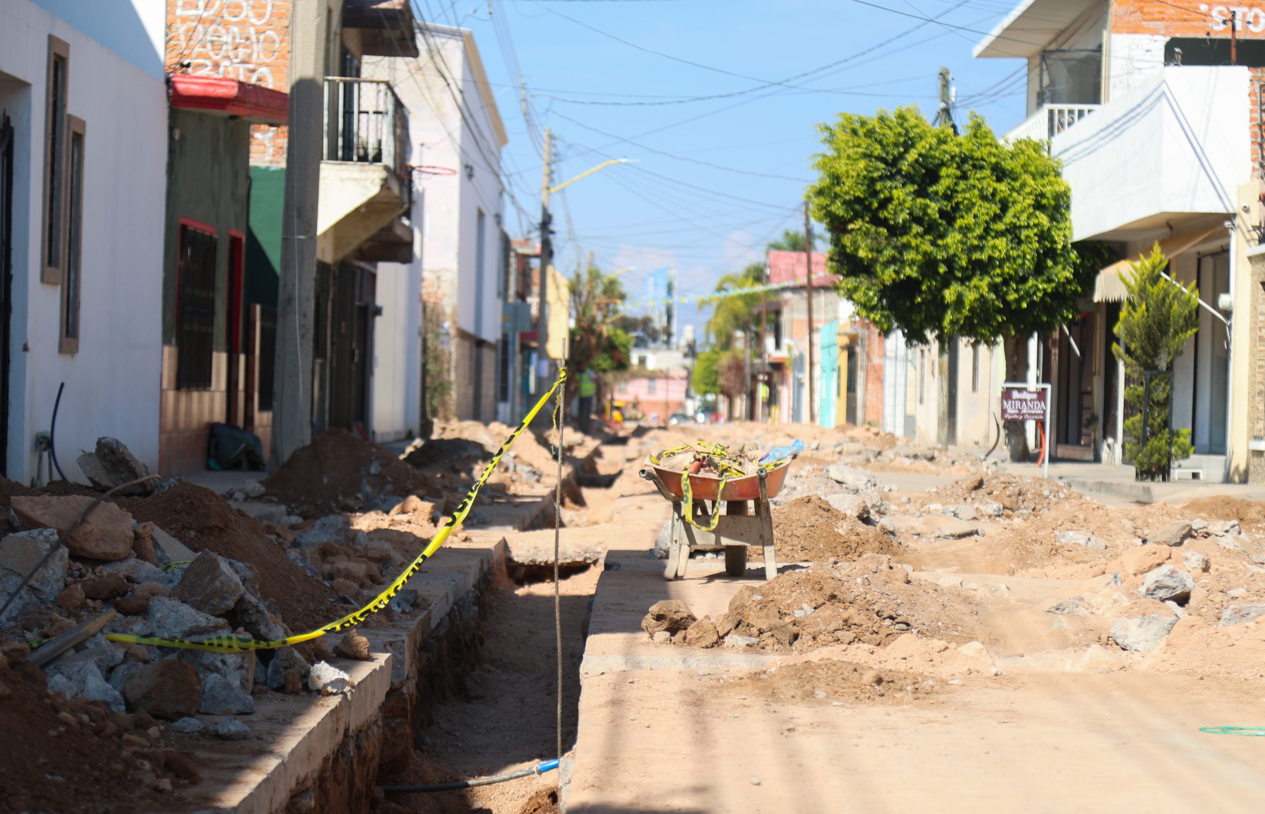 Constata Leo Montañez rehabilitación de la red de agua potable en la colonia España