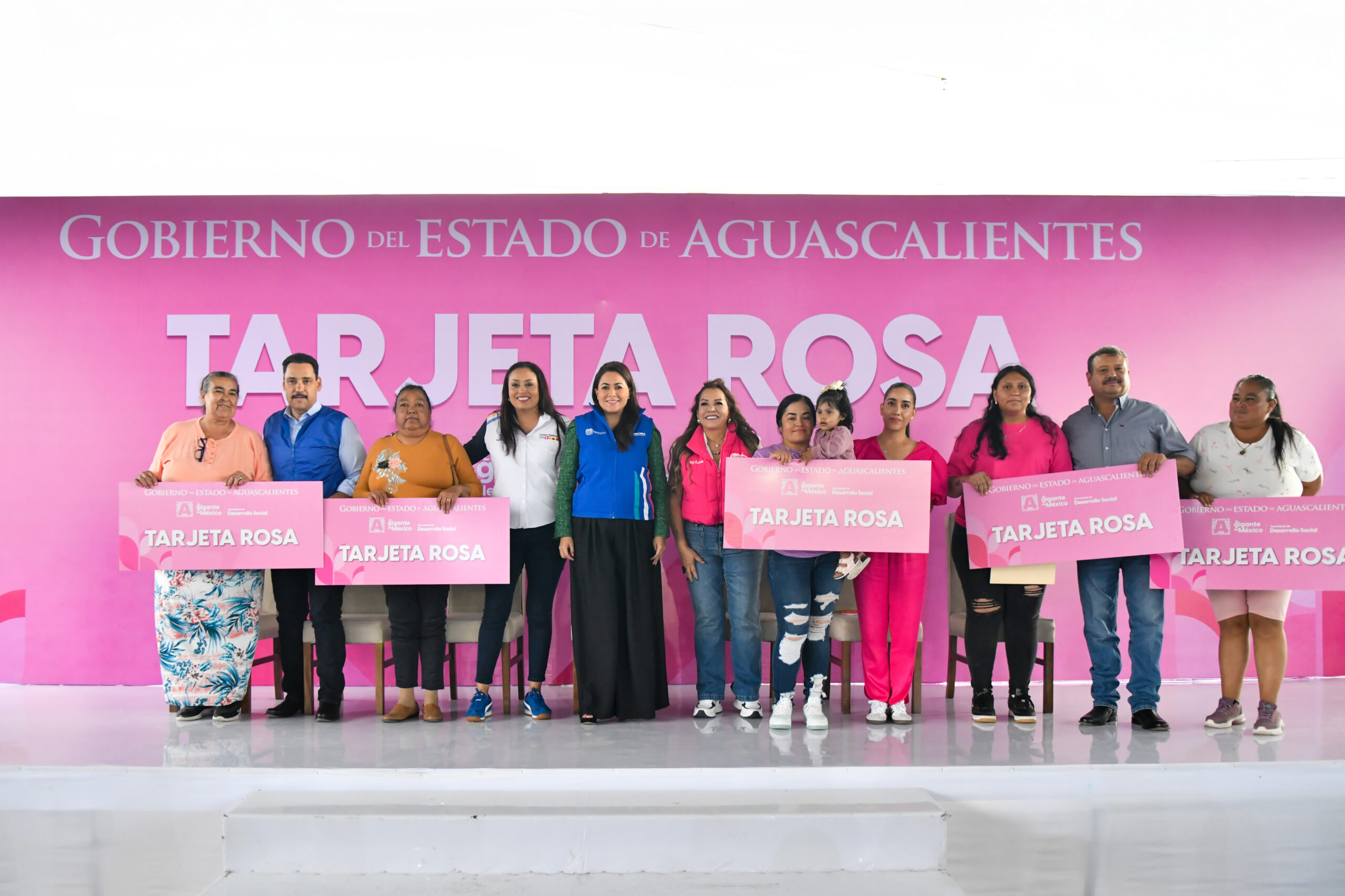 Abren registro para el programa “Tarjeta Rosa”; beneficiarias reciben un apoyo económico