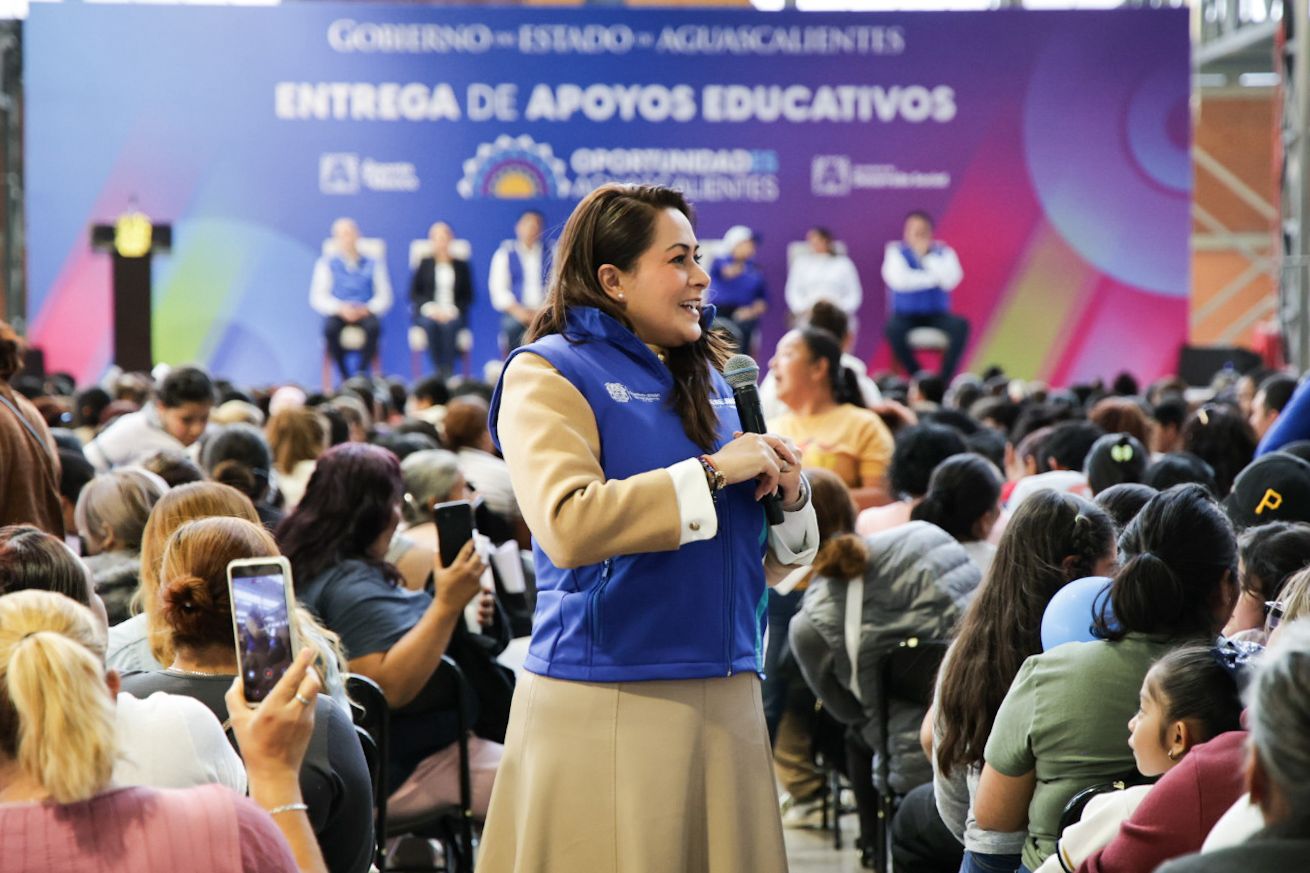 Tere Jiménez entrega becas del programa Oportunidades a estudiantes de todo el estado