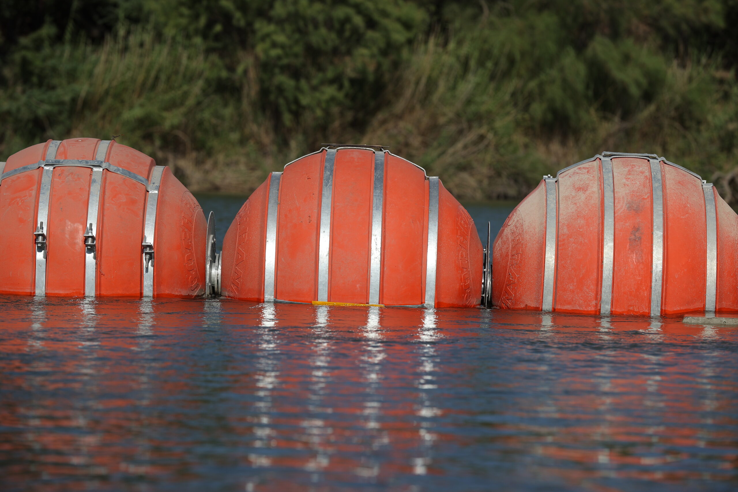 “Ni lo intentes”: EE.UU. instala barreras flotantes en el río Bravo