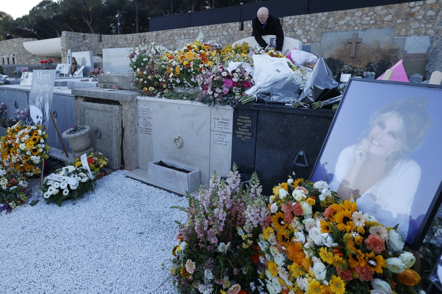 Miles de admiradores acuden a la misa funeral de Brigitte Bardot en Francia