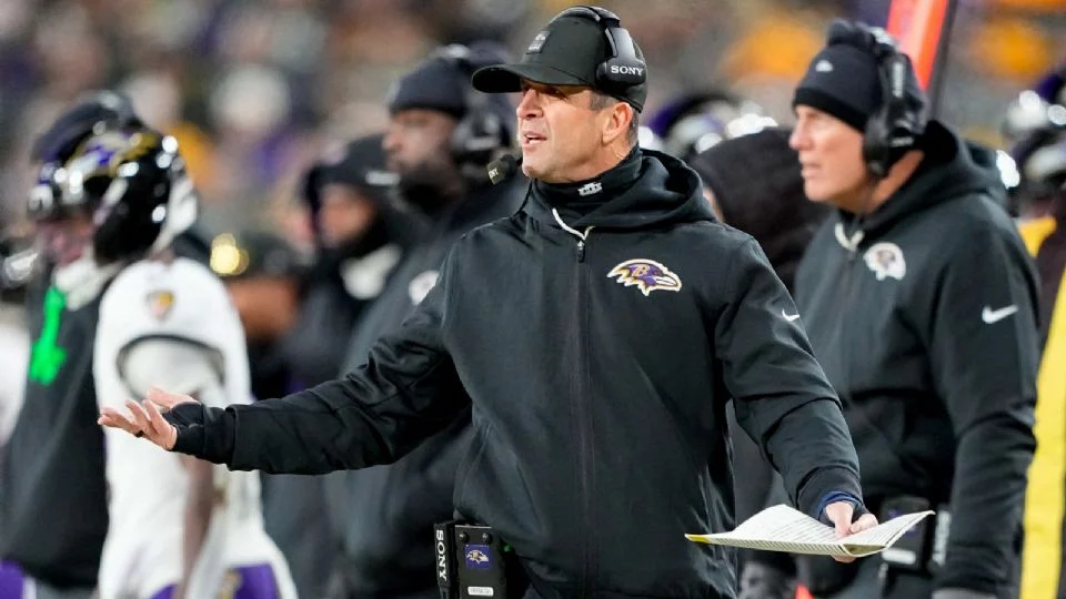 Ravens despiden al entrenador John Harbaugh tras 18 temporadas en el equipo