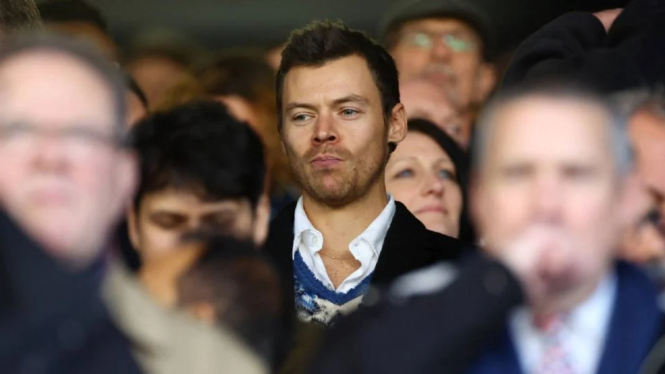 Posible regreso de Harry Styles: colocan carteles en varias ciudades con la frase “See you very soon”