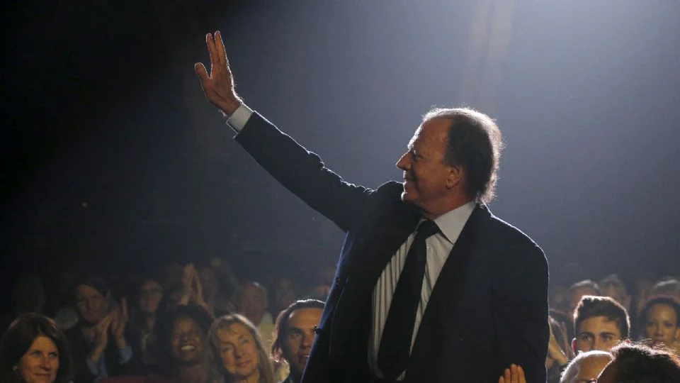 Investigan a Julio Iglesias en España tras la denuncia de dos exempleadas por agresión sexual