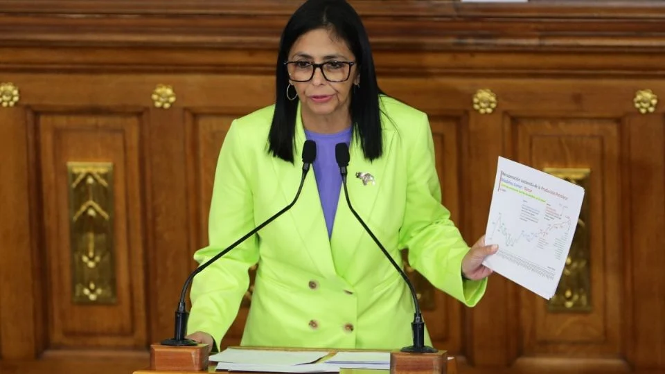 “Lo haré de pie, caminando, no arrastrada”, segura Delcy Rodríguez sobre ir a EU