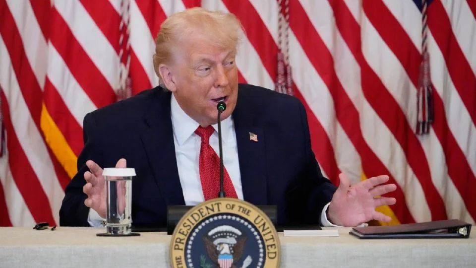 Trump amaga con imponer aranceles a países que no estén de acuerdo con que EU controle Groenlandia
