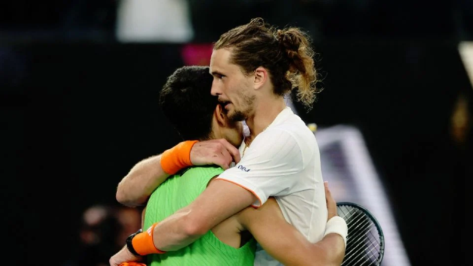 Carlos Alcaraz va a su primera Final del Abierto de Australia tras vencer a los calambres y a Zverev, quien reclamó el tiempo que tomó para recuperarse
