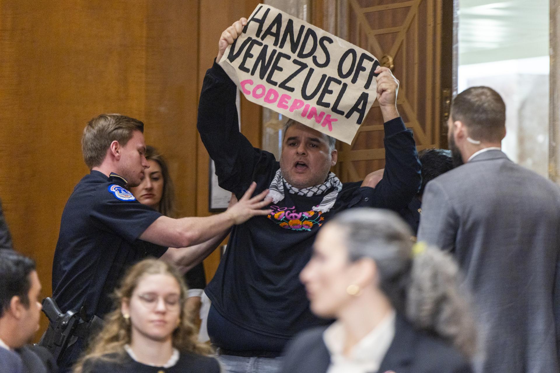 Manifestante interrumpe a Marco Rubio durante su audiencia en el Senado de EE.UU