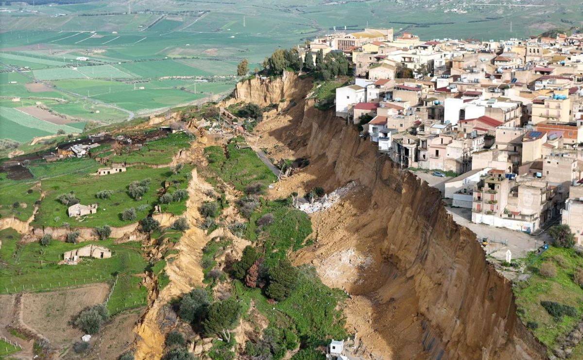 Pueblo siciliano queda al borde de barranco por temporal