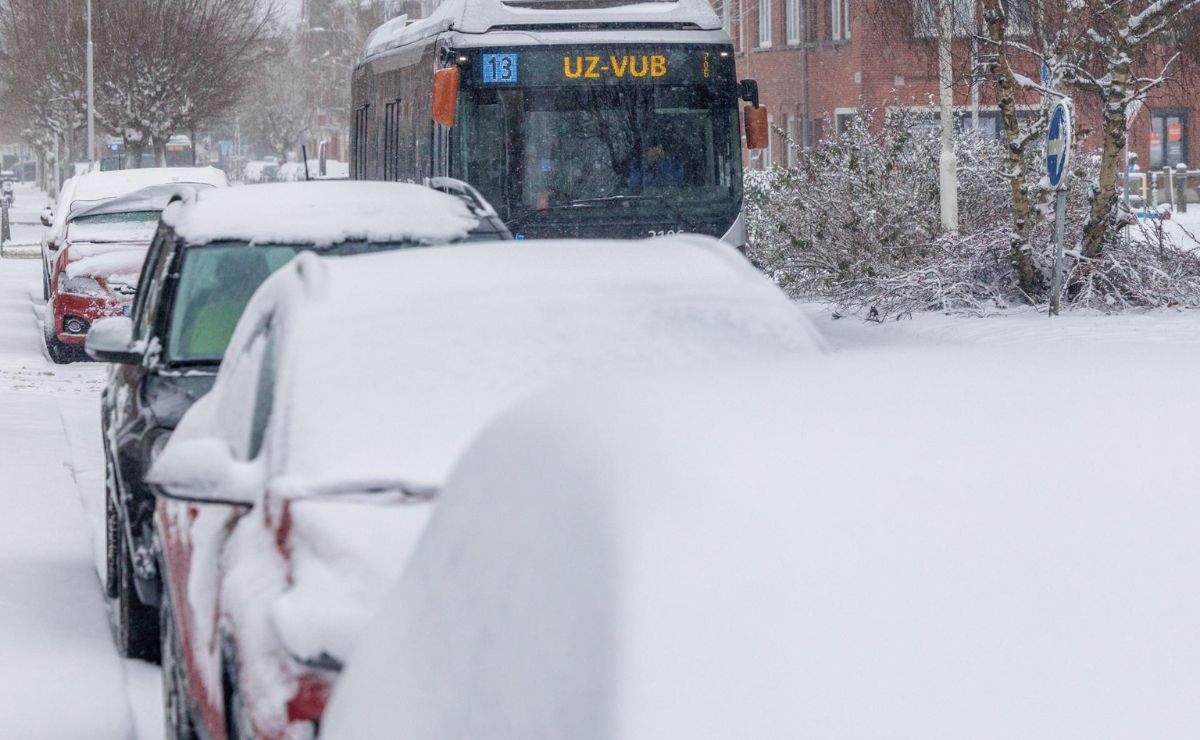 Nieve colapsa media Europa: cientos de vuelos cancelados y atascos kilométricos
